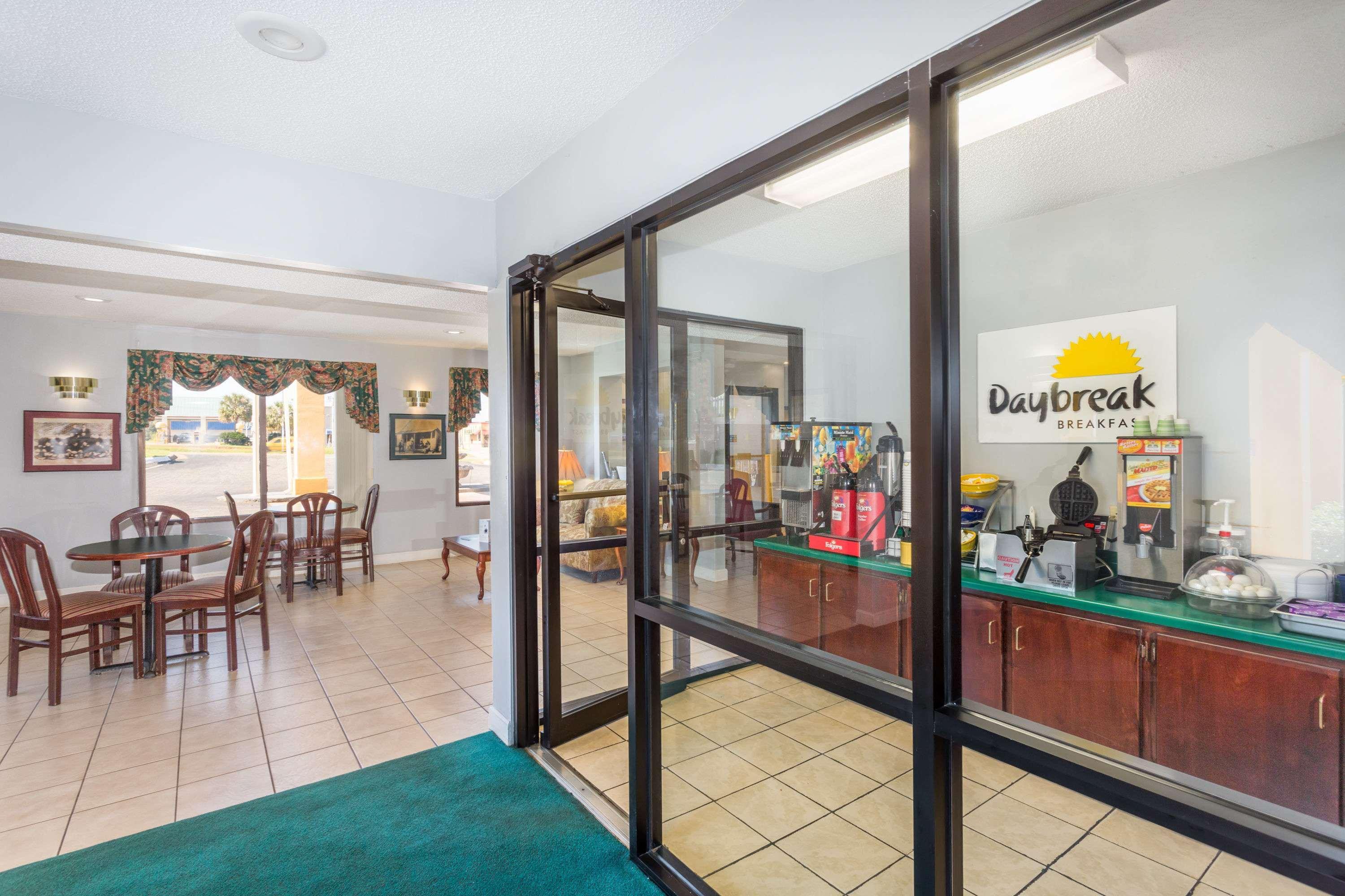 Days Inn By Wyndham Enterprise Esterno foto